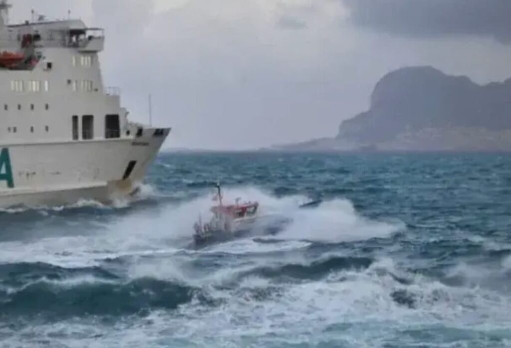 عاصفة بحرية توقف الملاحة بين طنجة وطريفة وتحذيرات من أمطار غزيرة بالمغرب